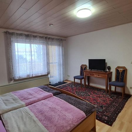 Gemuetliche 120 Qm Ferienwohnung Mit Balkon Адельсдорф Экстерьер фото