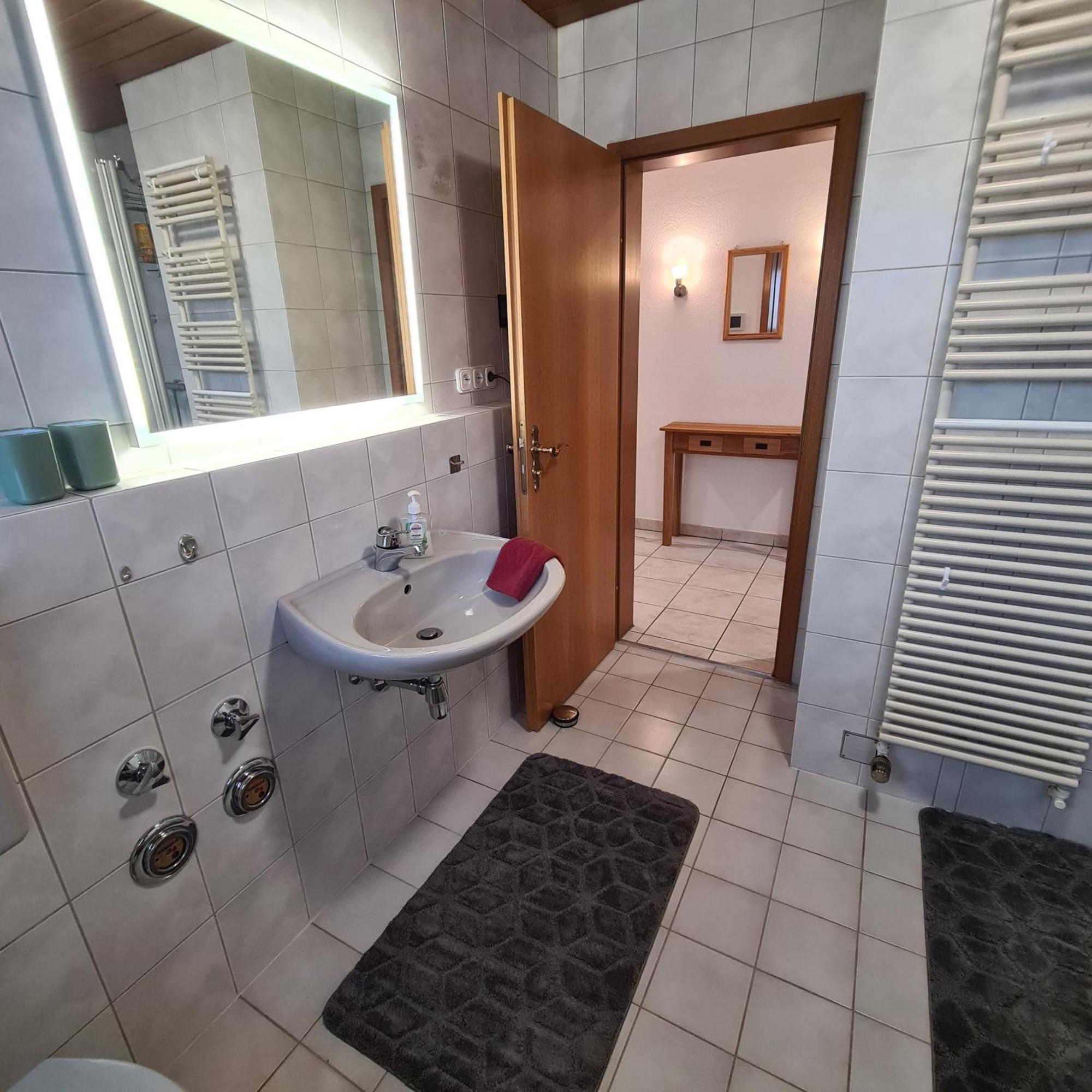 Gemuetliche 120 Qm Ferienwohnung Mit Balkon Адельсдорф Экстерьер фото