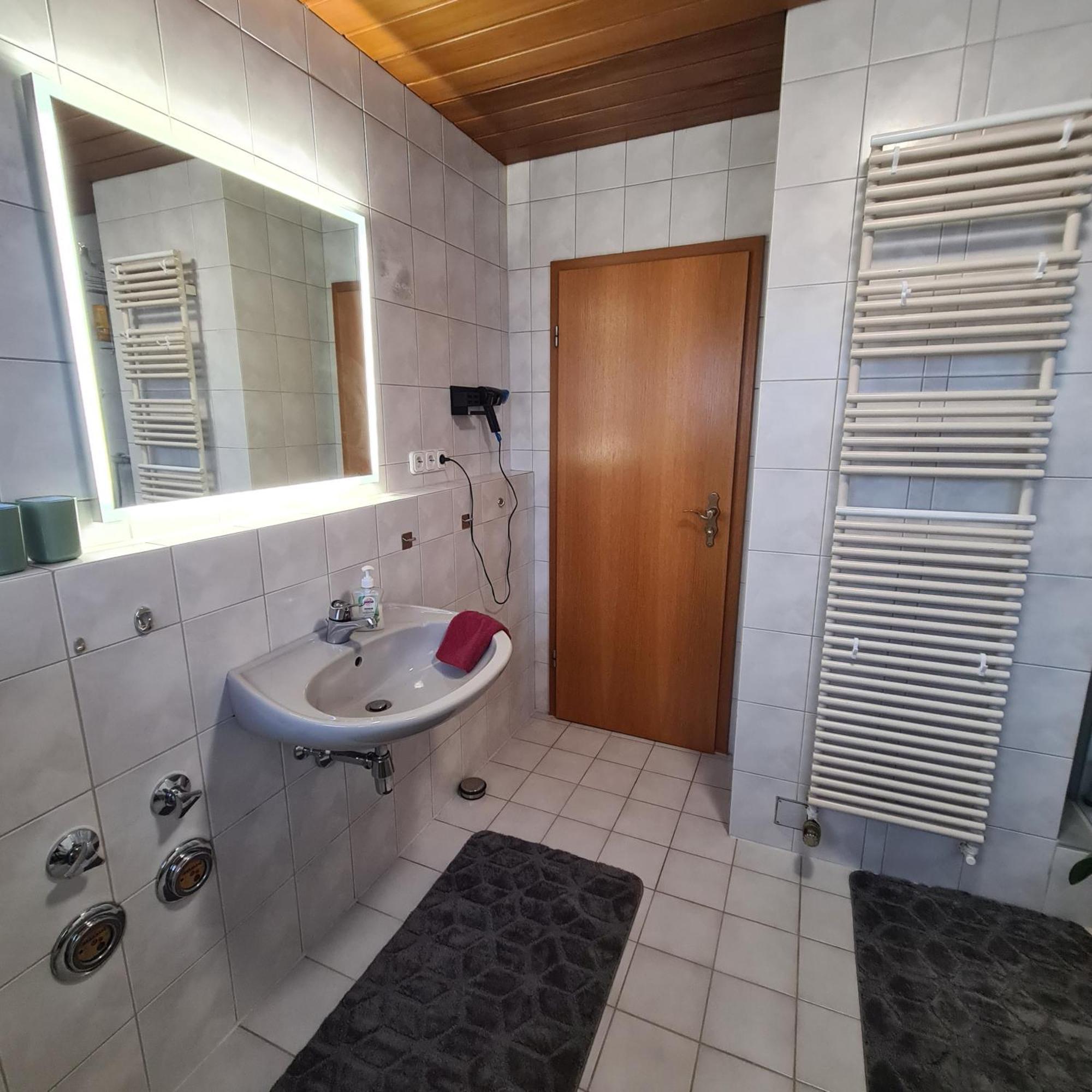 Gemuetliche 120 Qm Ferienwohnung Mit Balkon Адельсдорф Экстерьер фото